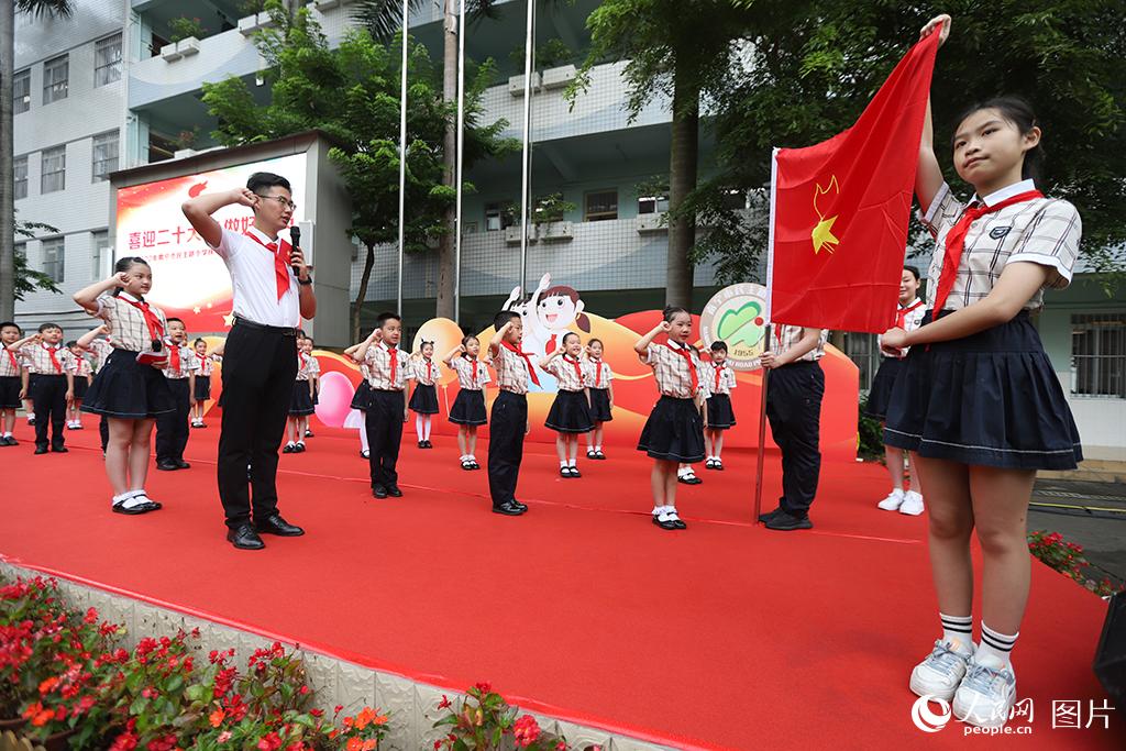 5月31日，在廣西壯族自治區(qū)南寧市民主路小學(xué)，學(xué)校大隊(duì)輔導(dǎo)員帶領(lǐng)少先隊(duì)員呼號。人民網(wǎng)記者 嚴(yán)立政攝