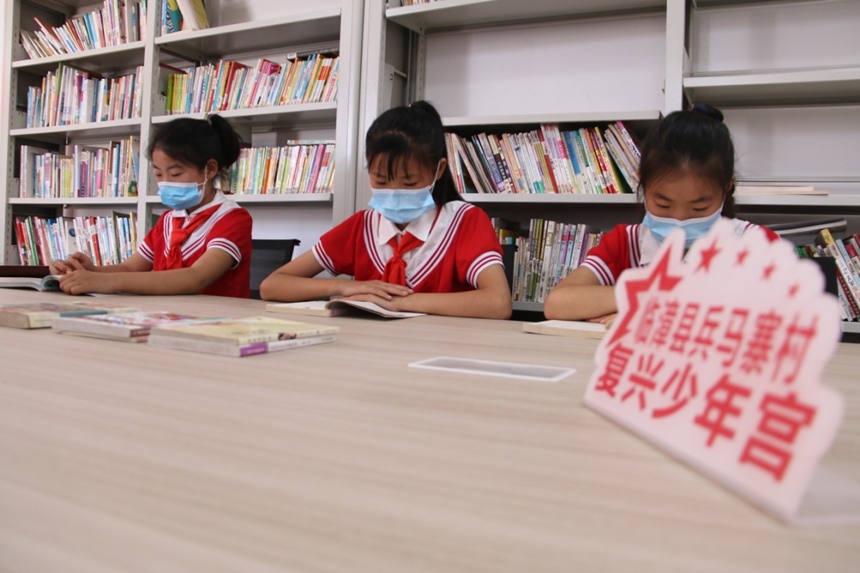 河北省臨漳縣柏鶴集鄉(xiāng)兵馬寨村復(fù)興少年宮，孩子們?cè)陂営[室讀書。 申志好攝