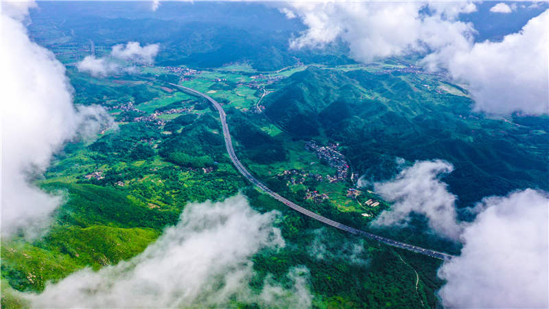 湖南省常寧市廟前鎮(zhèn)泉井村，云霧繚繞，青山蒼翠，公路蜿蜒，秀美如畫。周秀魚春攝