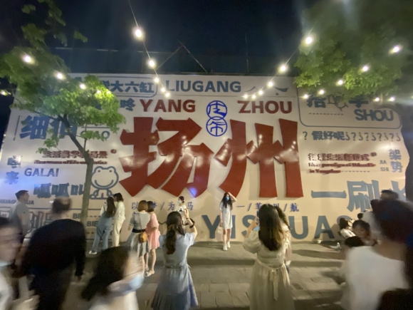 古運(yùn)河畔的皮市街充滿市井氣息。 人民網(wǎng) 張玉峰攝