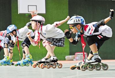 6月23日，邯鄲市邯山區(qū)實(shí)驗(yàn)小學(xué)的學(xué)生在練習(xí)輪滑。 當(dāng)日是國際奧林匹克日，該小學(xué)開展了“我運(yùn)動(dòng)、我健康、我快樂”為主題的體育活動(dòng)，通過足球、籃球、武術(shù)、輪滑、擊劍等運(yùn)動(dòng)，讓學(xué)生們享受運(yùn)動(dòng)健身的快樂，感受運(yùn)動(dòng)的魅力。 河北日?qǐng)?bào)通訊員 郝群英攝