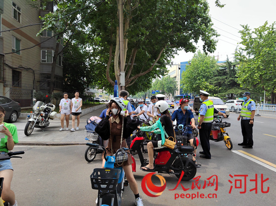 石家莊交警在查處非機動車違章。人民網(wǎng)祝龍超攝