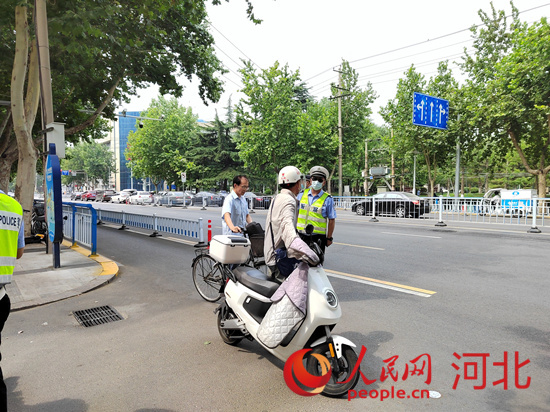 石家莊交警在查處非機動車違章。人民網(wǎng)祝龍超攝