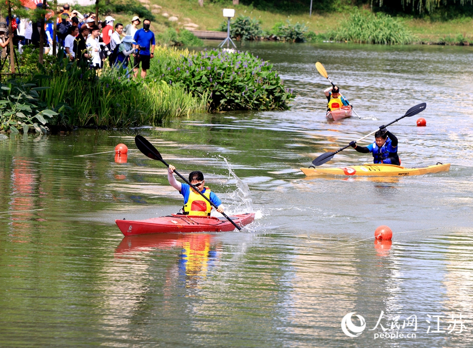 選手們你追我趕，沖向終點(diǎn)。楊學(xué)圻攝