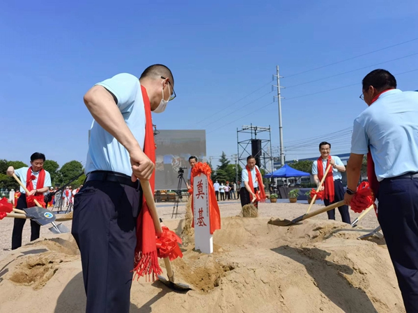 作為今年荷花節(jié)“開場秀”，理士新能源智造園區(qū)項目正式開工。人民網(wǎng) 馬曉波攝