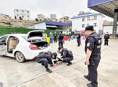 圖為民警對重點車輛是否攜帶毒品進(jìn)行檢查。省禁毒委供圖