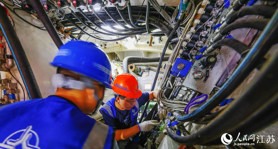 江陰靖江長江隧道施工人員在安裝線路。朱其攝