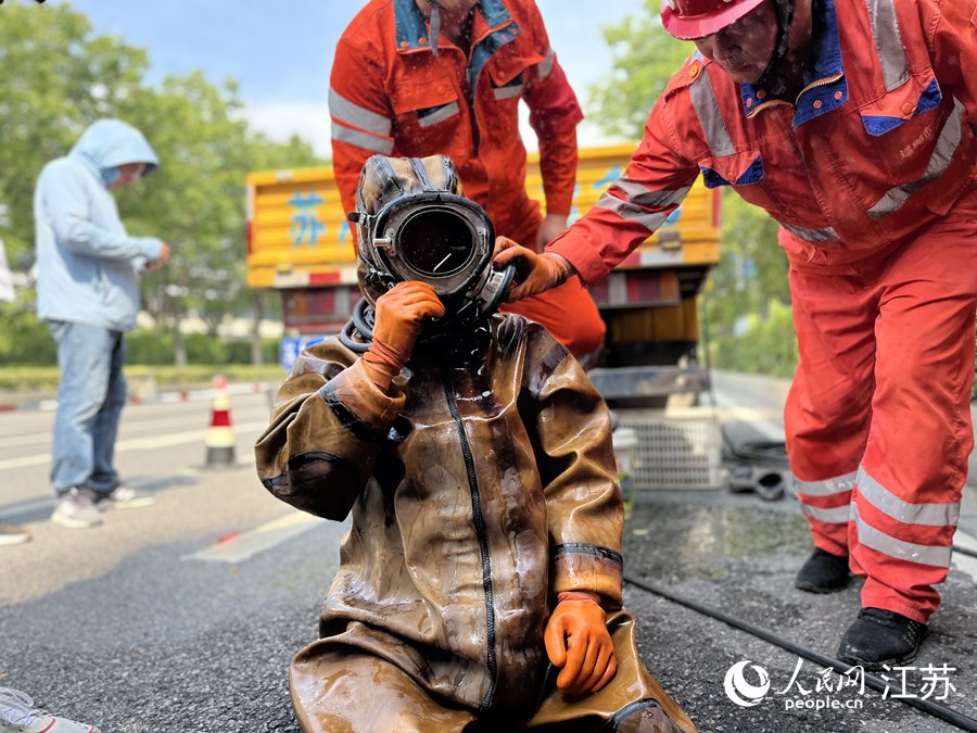 建鄴區(qū)路政人員進(jìn)行下水管道清淤作業(yè)。朱殿平攝