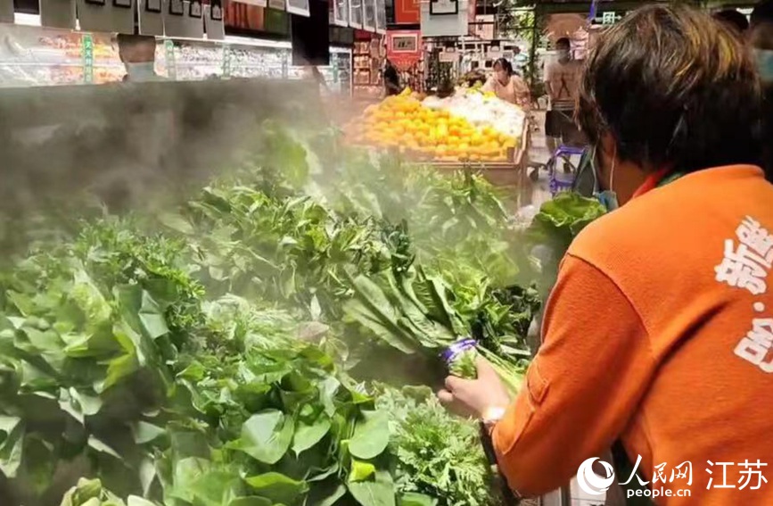 在大潤發(fā)長江北路店里，果蔬、肉蛋等生活必需品種類齊全，供應(yīng)充足，市民正有序選購。無錫市委網(wǎng)信辦供圖