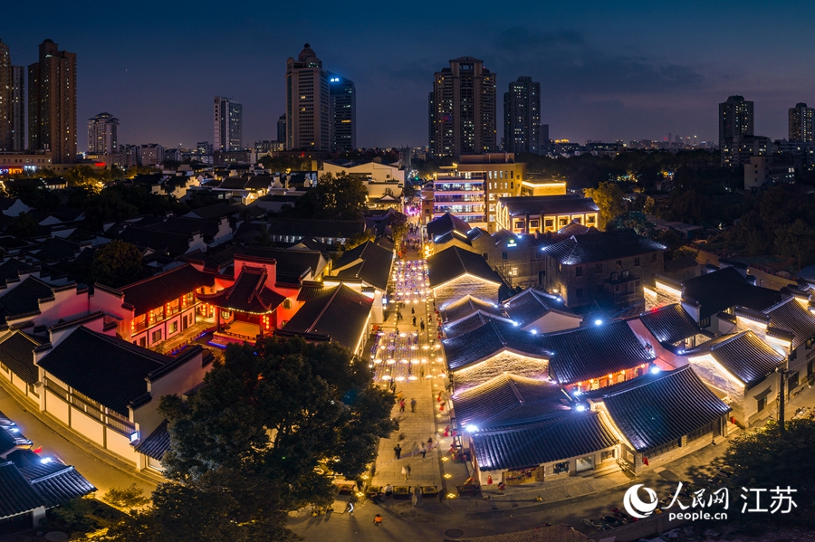 熙南里歷史文化休閑街區(qū)夜景。熙熙攝