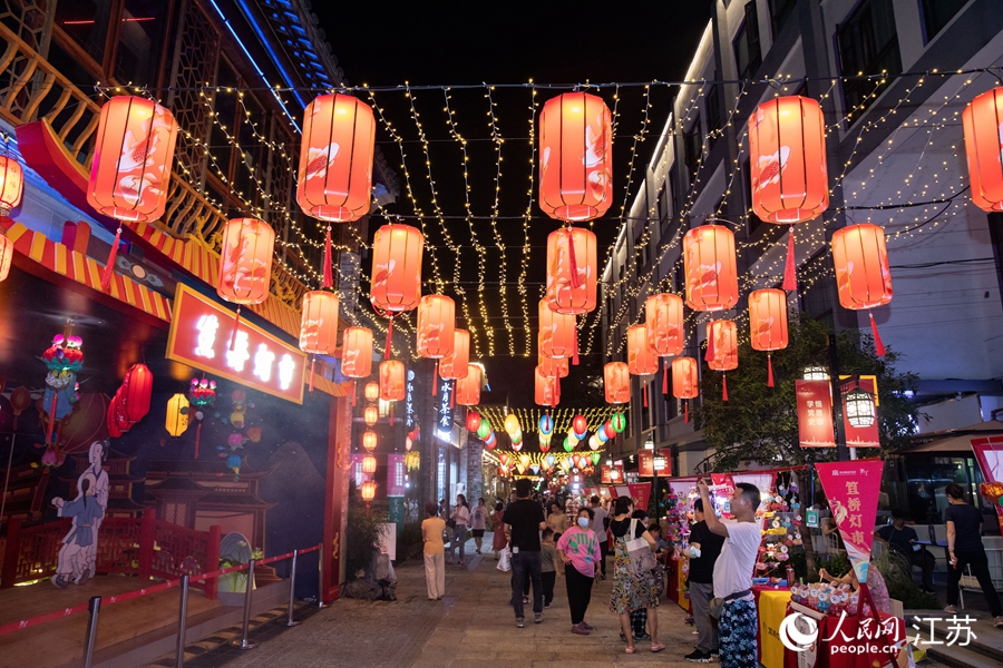 街區(qū)開(kāi)設(shè)有秦淮燈彩售賣一條街，20多位燈彩藝人現(xiàn)場(chǎng)扎燈售燈。熙熙攝
