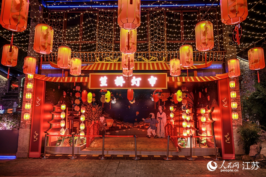 笪橋燈市是熙南里街區(qū)的重要項目之一。熙熙攝