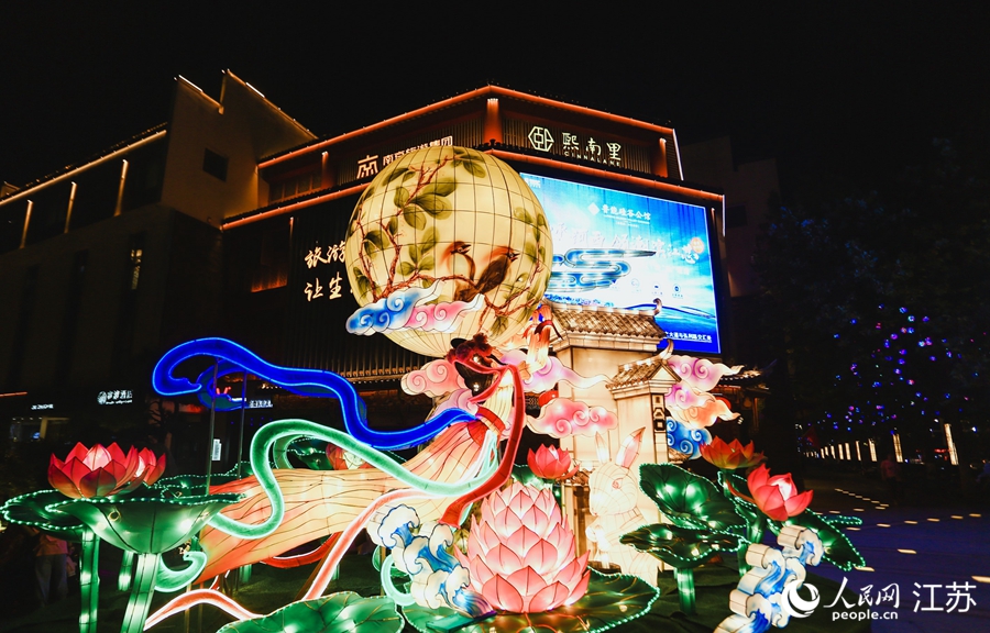 街區(qū)內(nèi)的大型燈盞。熙熙攝