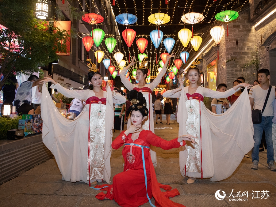 漢服愛好者在古色古香的街區(qū)里展示表演。熙熙攝