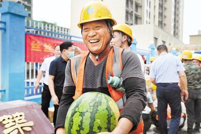 近日，石家莊市橋西區(qū)總工會到中建四局河北分公司某項目工地為一線職工發(fā)放防暑慰問品。圖為領(lǐng)到防暑慰問品的建筑工人露出開心的笑容。 省總工會供圖