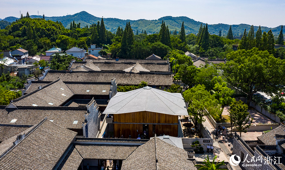 7月23日，空中俯瞰位于寧波市江北區(qū)慈城鎮(zhèn)的抱珠樓。人民網(wǎng) 章勇濤攝