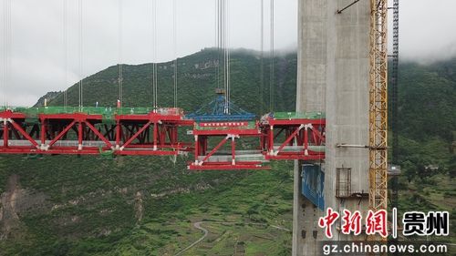 5月30日，貴州習(xí)水，世界山區(qū)峽谷第一高塔懸索橋——赤水河大橋最后一節(jié)鋼桁梁正在拼裝。赤水