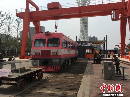 公園內(nèi)的火車車廂與貨場龍門吊等工業(yè)遺跡?！「呒t超 攝