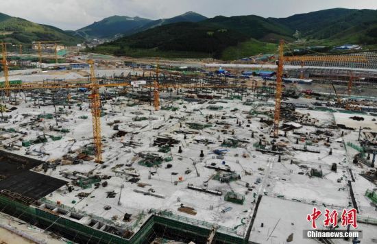 6月28日，航拍鏡頭下的河北張家口冬奧會(huì)太子城冰雪小鎮(zhèn)項(xiàng)目。太子城冰雪小鎮(zhèn)項(xiàng)目位于2022年冬奧會(huì)張家口賽區(qū)核心區(qū)，連接張家口賽區(qū)云頂和古楊樹(shù)兩個(gè)競(jìng)賽場(chǎng)館群，建成后將承擔(dān)賽時(shí)核心區(qū)配套保障功能，提供冬奧頒獎(jiǎng)、貴賓接待、交通換乘、休閑娛樂(lè)等服務(wù)，賽后將成為一座國(guó)際化四季度假小鎮(zhèn)。 中新社記者 楊艷敏 攝