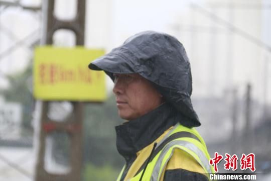 蘭州西工務段蘭州線路車間防護員雨中巡查?！⊥豕廨x 攝