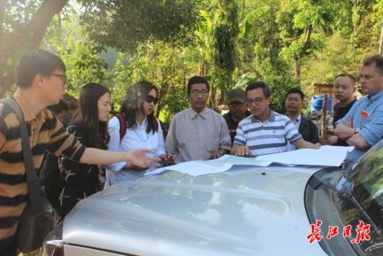 在尼泊爾，武漢市土地利用和城市空間規(guī)劃研究中心設(shè)計團(tuán)隊(duì)現(xiàn)場踏勘。(武漢市土地利用和城市空間規(guī)劃研究中心 供圖)