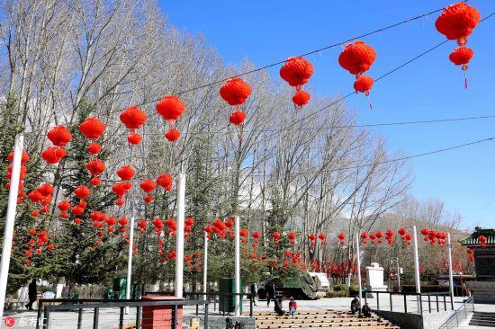 2月10日，古城拉薩宗角祿康公園紅彤彤的燈籠高掛，洋溢著濃郁的節(jié)日喜慶氛圍。