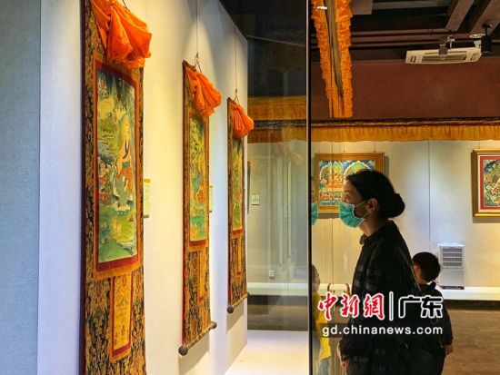 80余幅國家級非遺大師希熱布唐卡作品東莞展出。圖為充滿神秘色彩的唐卡作品吸引人駐足觀看(徐倩 攝)