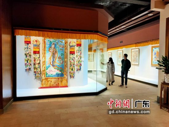 80余幅國家級(jí)非遺大師希熱布唐卡作品東莞展出。圖為展出的唐卡作品色澤鮮艷(徐倩 攝)