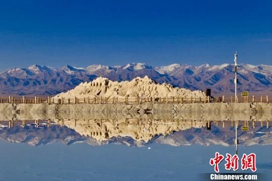 圖為“青海茶卡鹽湖”景區(qū)。（資料圖）　張?zhí)砀！z