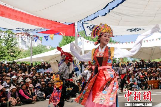 圖為拉薩市民在觀看非遺藏戲表演。　何蓬磊 攝