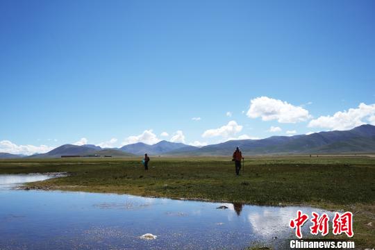 游客體驗(yàn)在藏徒步：一面是雪域美景，一面是城市巨變