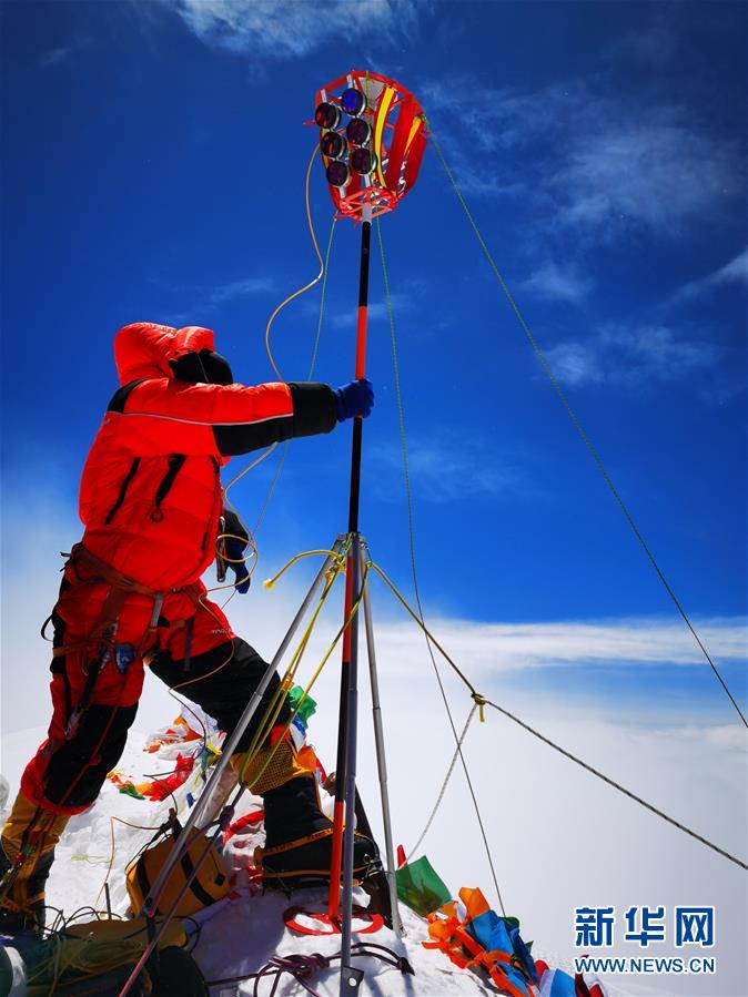 （2020珠峰高程測(cè)量）（7）獨(dú)家照片：珠峰高程測(cè)量登山隊(duì)隊(duì)員在峰頂開展測(cè)量工作