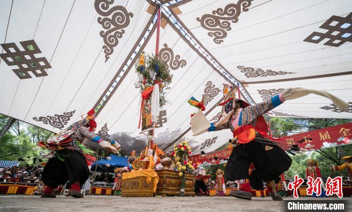 圖為2018年8月12日，西藏拉薩雪頓節(jié)期間，羅布林卡公園內(nèi)舉行的藏戲比賽吸引了眾多藏族民眾和國(guó)內(nèi)外游客前來(lái)觀看(資料圖)?！『闻罾?攝