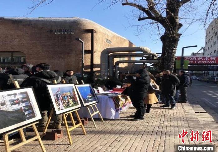 圖為往屆攝影大賽在內(nèi)地城市巡回展(資料圖)?；顒臃?供圖