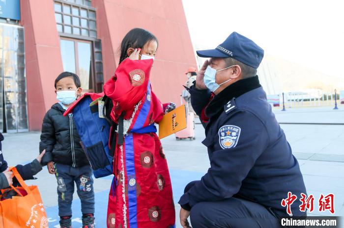 圖為小乘客向拉薩鐵路公安民警敬禮。　胡安鵬 攝