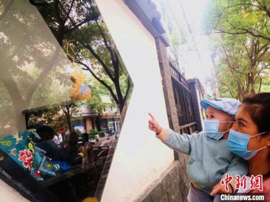 圖為蘭州市民在街頭觀賞刺繡和刻葫蘆的非遺展示。(資料圖) 史靜靜 攝