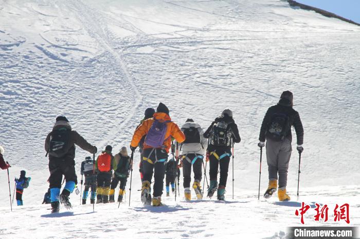 圖為2019年，普通民眾在洛堆峰體驗登雪山活動。資料圖 趙朗 攝