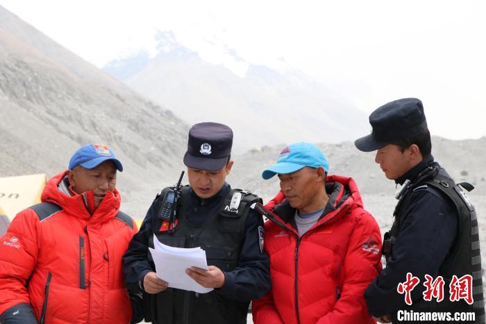 又到珠峰登山季西藏移民管理警察開啟護(hù)航模式