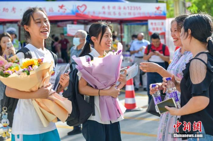 資料圖：6月10日，海南省?？谑泻Ｄ现袑W考點外，家長為剛剛走出考場的考生送上鮮花。當日，海南省2021年高考結(jié)束 。 <a target='_blank' ><p  align=