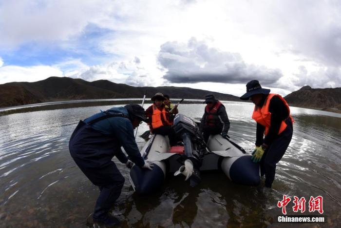 圖為科考隊員準(zhǔn)備乘快艇前往浪錯湖中心開展科考作業(yè)。 <a target='_blank' ><p  align=