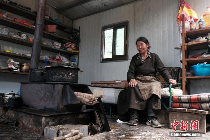 圖為8月6日，“玉麥姐妹”央宗在自家牧場放牧點的小屋里，她傳承了父親的生活習(xí)慣，喜歡待在牧場。 <a target='_blank' ><p  align=