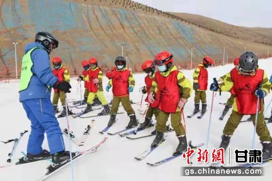 圖為天祝烏鞘嶺國(guó)際滑雪場(chǎng)游客享受冰雪運(yùn)動(dòng)樂趣。