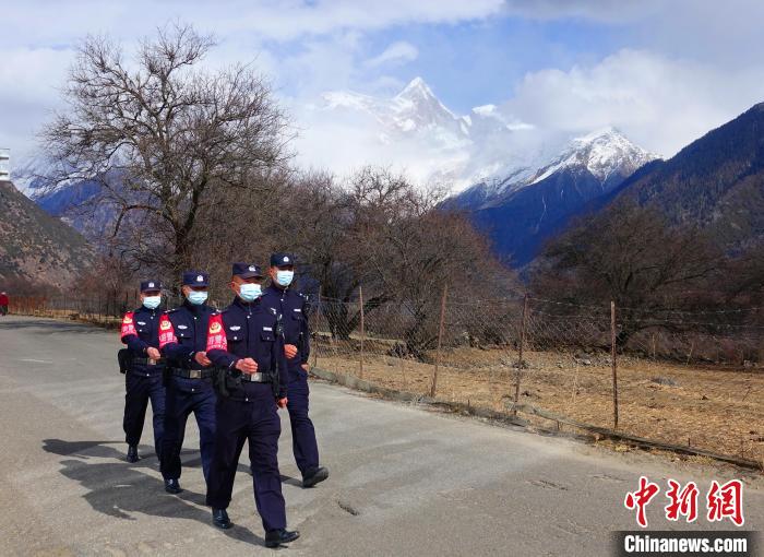 西藏林芝戍邊民警：為“你”翻山越嶺，卻無(wú)心看風(fēng)景