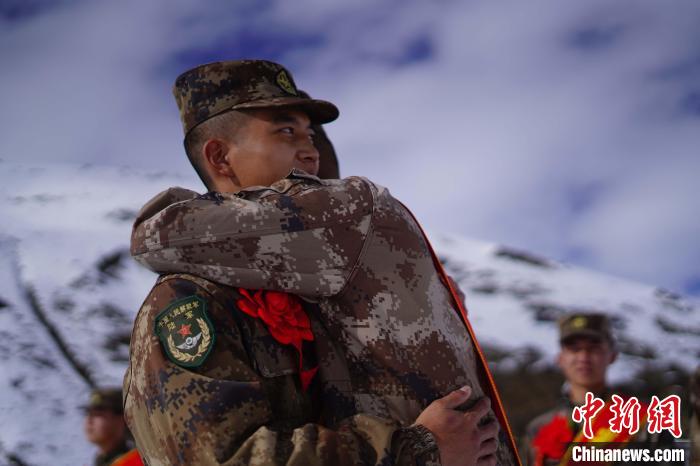 退伍老兵相擁留念。　西藏山南軍分區(qū)某團(tuán)供圖