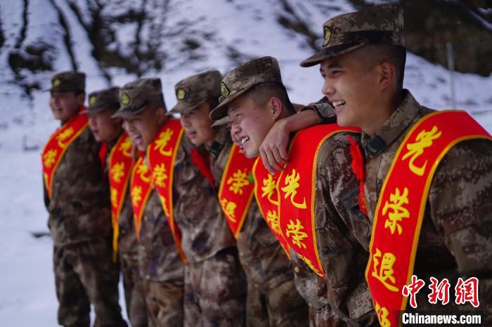 退伍老兵合照留念。　西藏山南軍分區(qū)某團(tuán)供圖