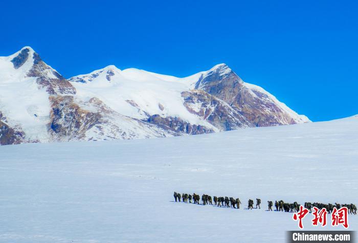 官兵攀爬、翻越、穿行在雪山?！∥鞑厣侥宪姺謪^(qū)某團(tuán)供圖