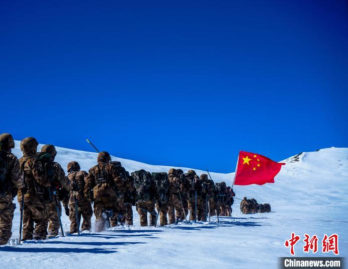 官兵攀爬、翻越、穿行在雪山?！∥鞑厣侥宪姺謪^(qū)某團(tuán)供圖