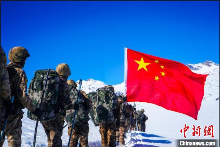 官兵攀爬、翻越、穿行在雪山。　西藏山南軍分區(qū)某團(tuán)供圖