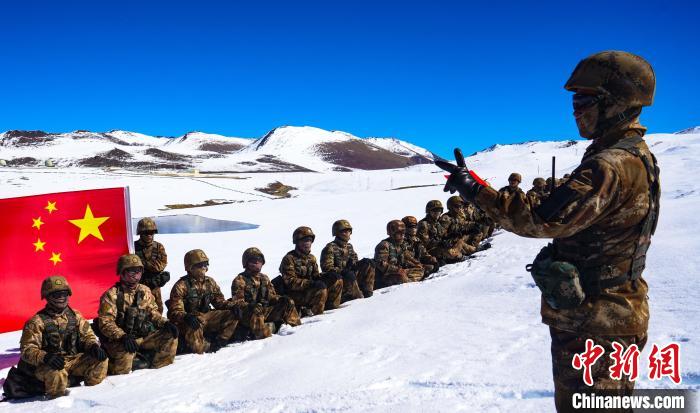 三連指導(dǎo)員蔡子琪(圖右)為官兵作二十大精神宣講。　西藏山南軍分區(qū)某團(tuán)供圖