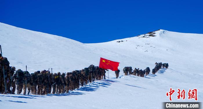 官兵攀爬、翻越、穿行在雪山?！∥鞑厣侥宪姺謪^(qū)某團(tuán)供圖